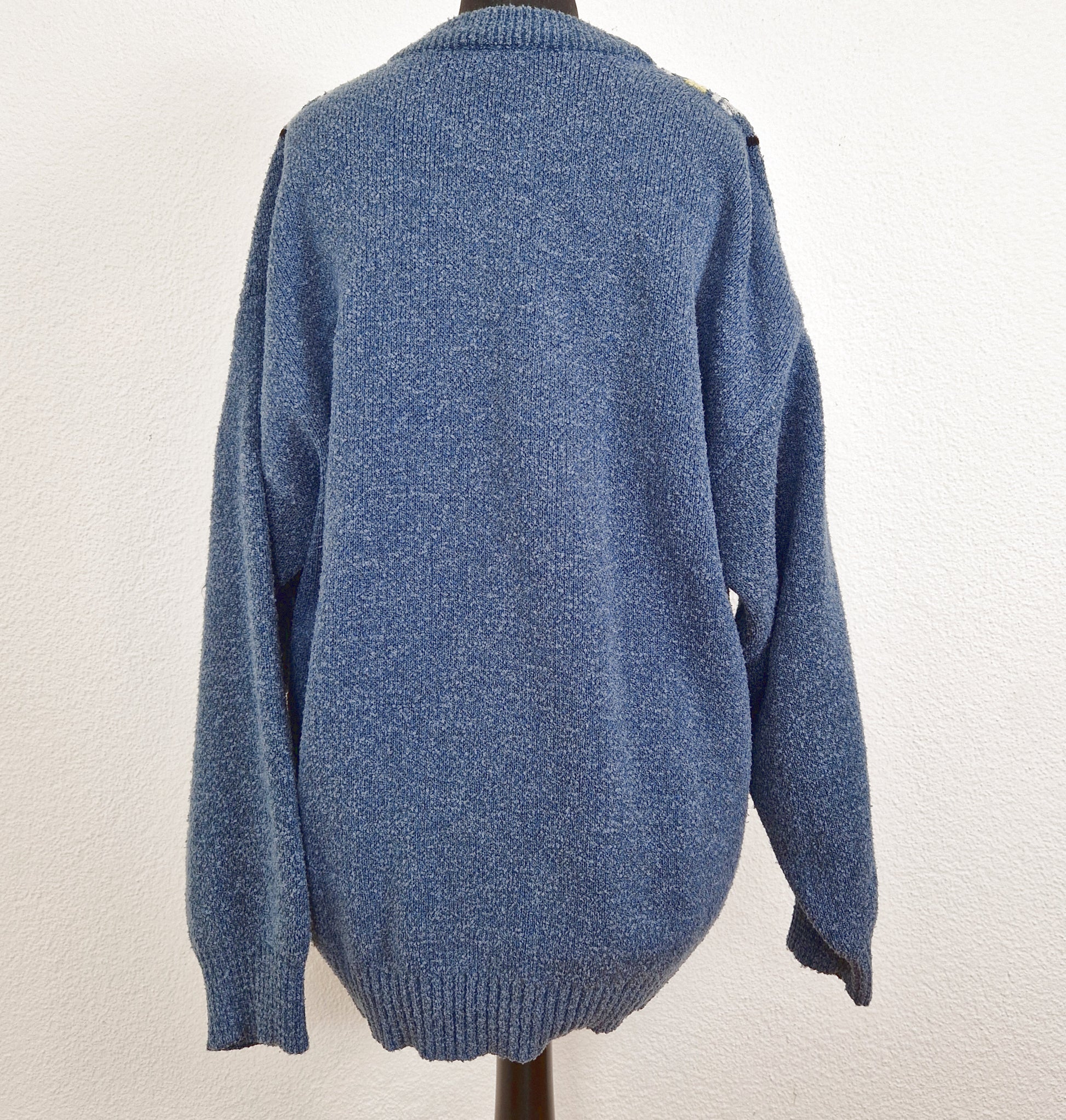 Einzigartiger und nachhaltiger Vintage Pullover (Men) in blau-gelb-hellblau, geometrisch. Unique and sustainable vintage pullover (men) in blue-yellow-light blue, geometric. Back.