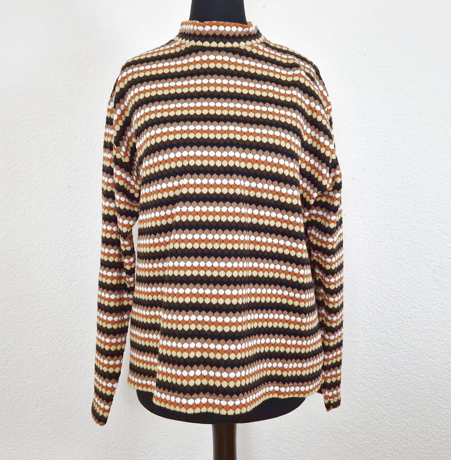 Einzigartiger und nachhaltiger Vintage Pullover in braun-beige-weiss mit Streifen. Unique and sustainable vintage pullover in brown-beige-white with stripes. Front.