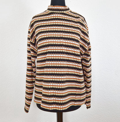 Einzigartiger und nachhaltiger Vintage Pullover in braun-beige-weiss mit Streifen. Unique and sustainable vintage pullover in brown-beige-white with stripes. Front.