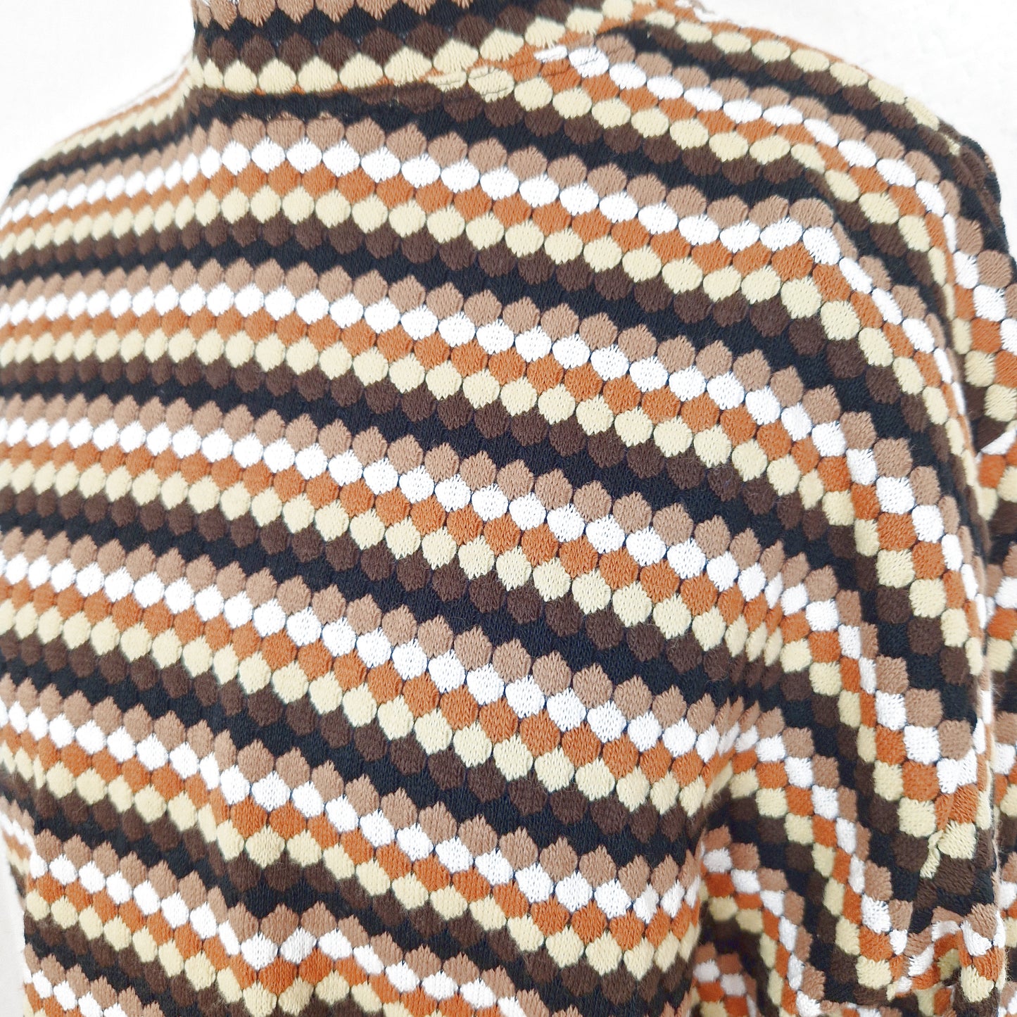 Einzigartiger und nachhaltiger Vintage Pullover in braun-beige-weiss mit Streifen. Unique and sustainable vintage pullover in brown-beige-white with stripes. Close-up.