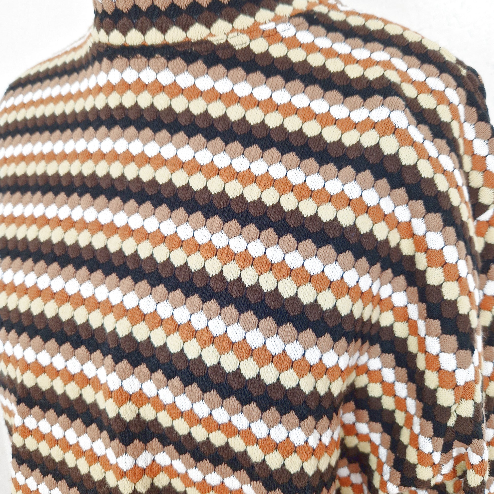 Einzigartiger und nachhaltiger Vintage Pullover in braun-beige-weiss mit Streifen. Unique and sustainable vintage pullover in brown-beige-white with stripes. Close-up.
