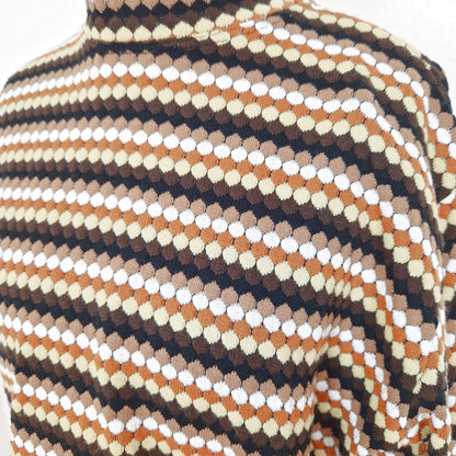 Einzigartiger und nachhaltiger Vintage Pullover in braun-beige-weiss mit Streifen. Unique and sustainable vintage pullover in brown-beige-white with stripes. Close-up.