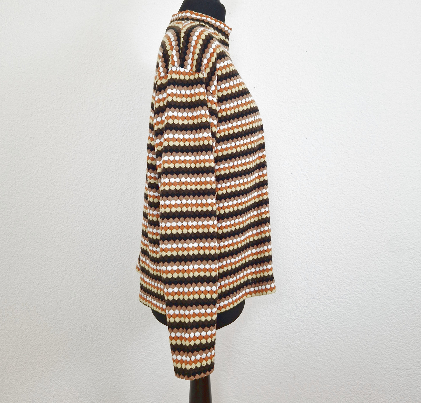 Einzigartiger und nachhaltiger Vintage Pullover in braun-beige-weiss mit Streifen. Unique and sustainable vintage pullover in brown-beige-white with stripes. Side.