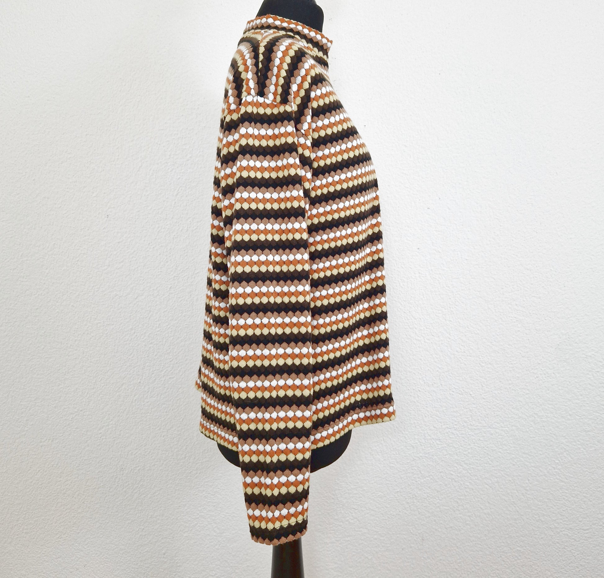 Einzigartiger und nachhaltiger Vintage Pullover in braun-beige-weiss mit Streifen. Unique and sustainable vintage pullover in brown-beige-white with stripes. Side.