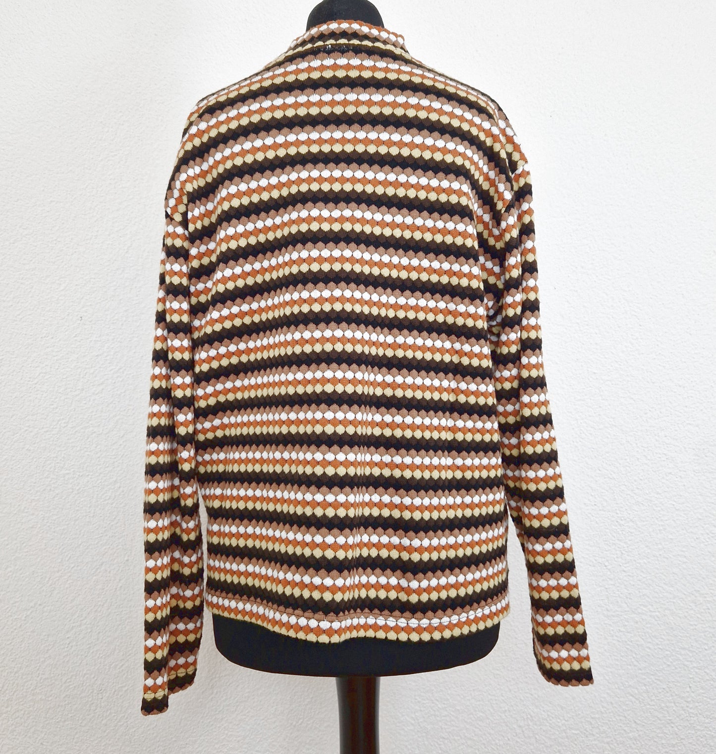 Einzigartiger und nachhaltiger Vintage Pullover in braun-beige-weiss mit Streifen. Unique and sustainable vintage pullover in brown-beige-white with stripes. Back.