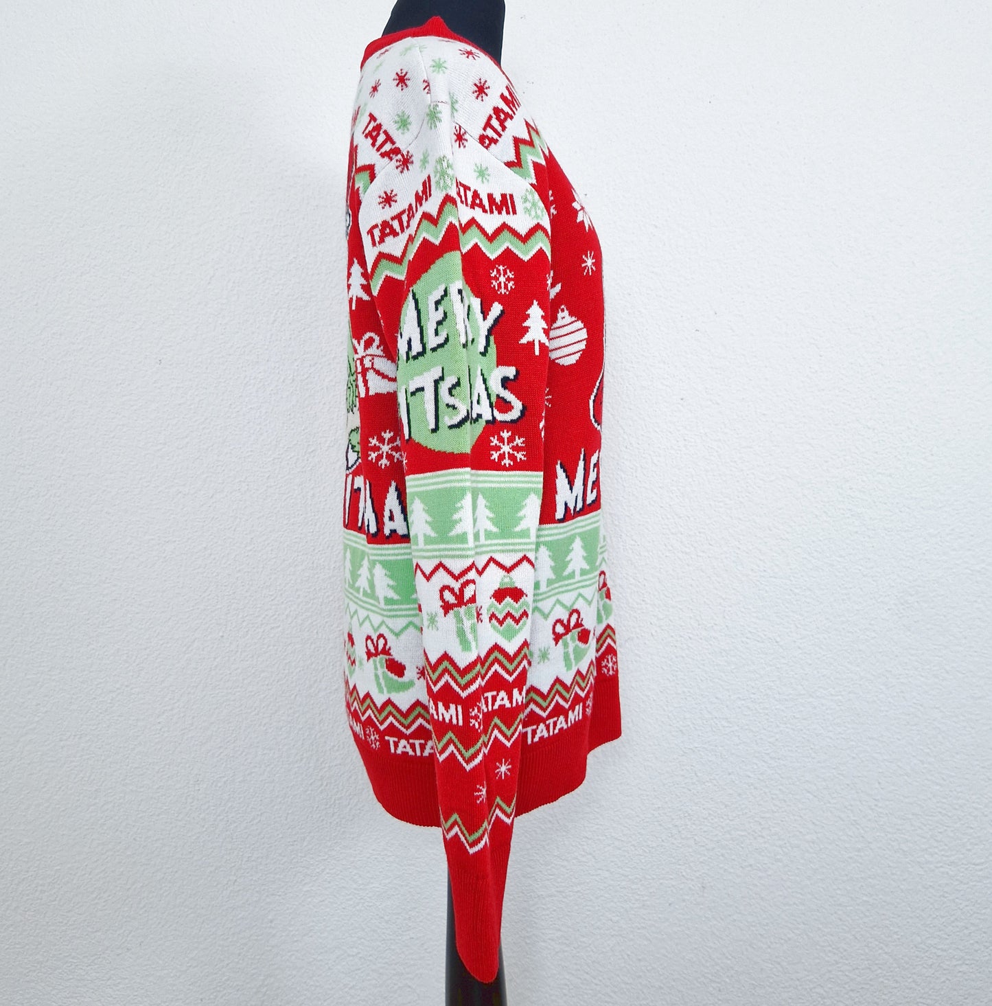 Einzigartiger und nachhaltiger Vintage Pullover in rot-weiss-hellgrün, Grinch. Unique and sustainable vintage pullover in red-white-light green, Grinch. Side.