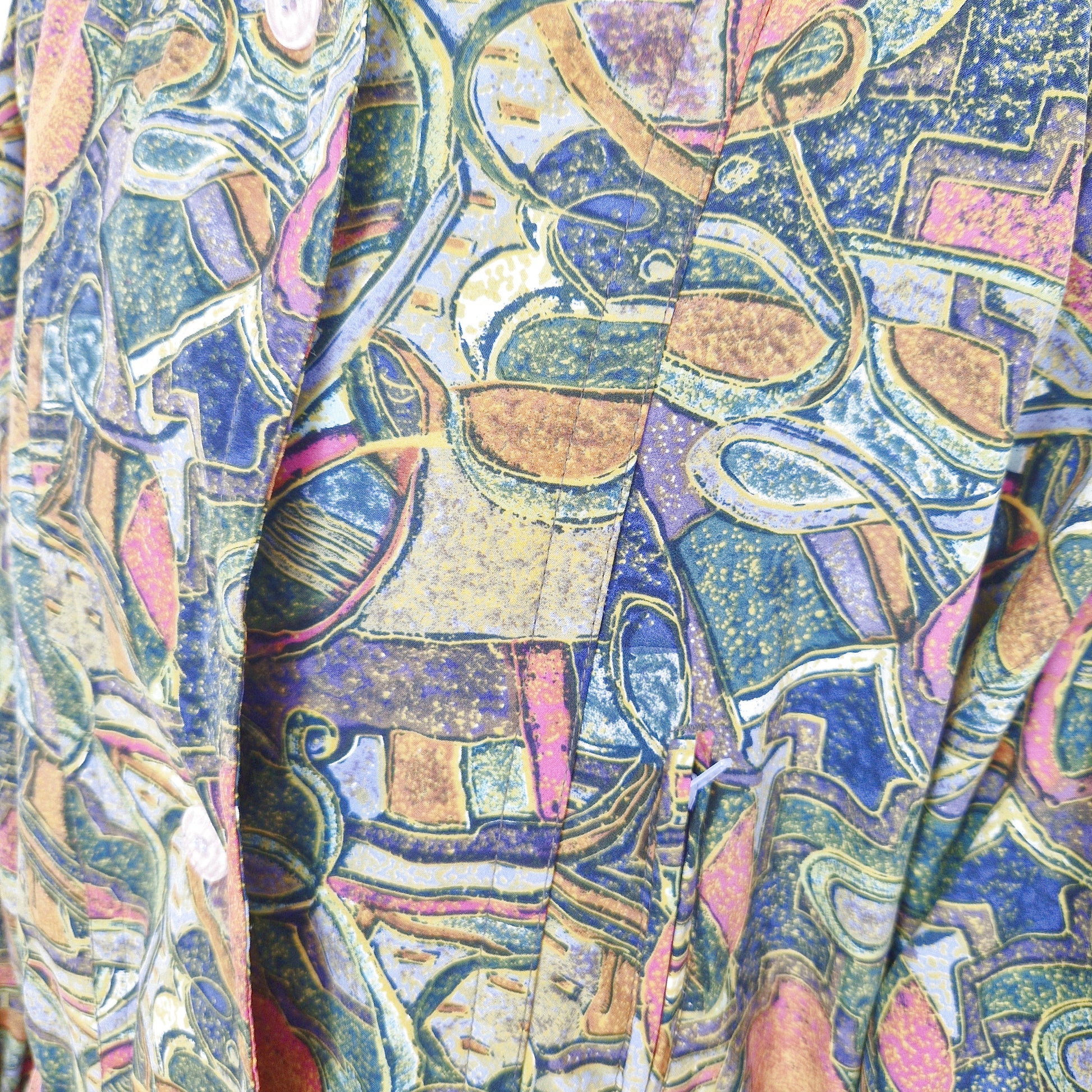 Einzigartige und nachhaltige Vintage Jacke in grün-blau-pink mit Schulterpolstern. Unique and sustainable vintage jacket in green-blue-pink with shoulder pads. Close-up 3.