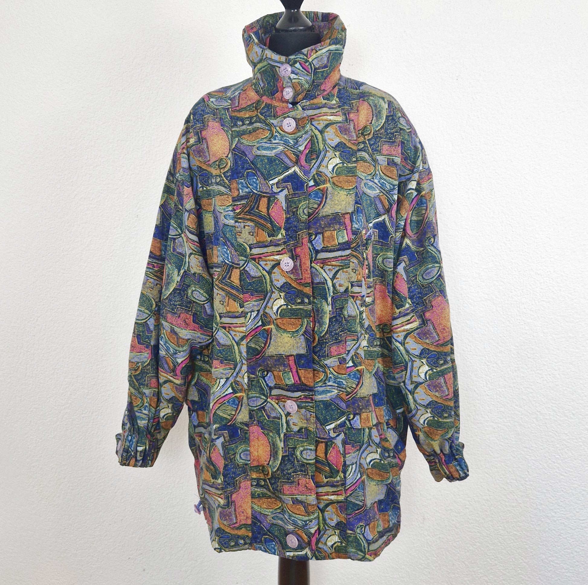 Einzigartige und nachhaltige Vintage Jacke in grün-blau-pink mit Schulterpolstern. Unique and sustainable vintage jacket in green-blue-pink with shoulder pads. Front.