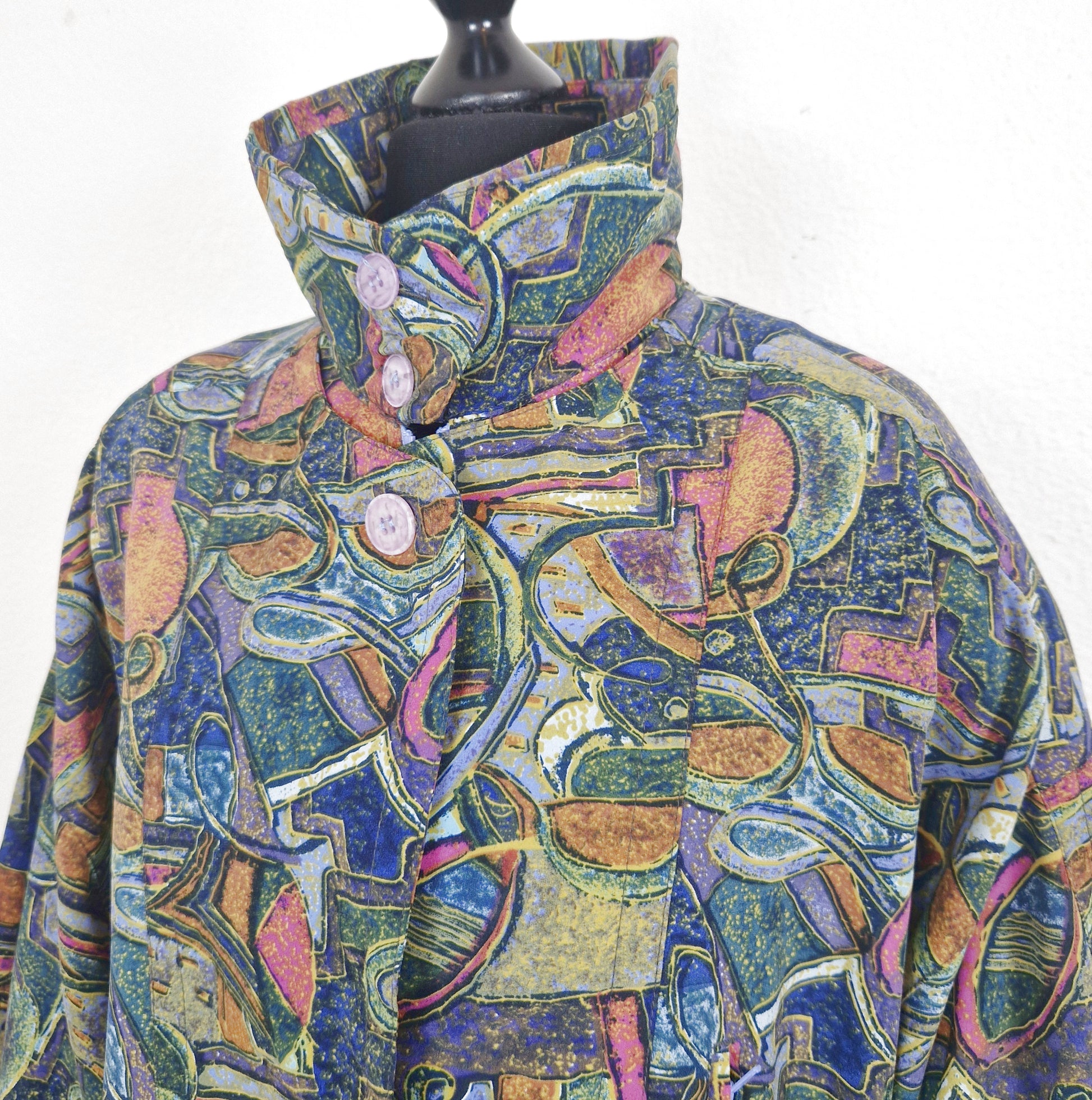 Einzigartige und nachhaltige Vintage Jacke in grün-blau-pink mit Schulterpolstern. Unique and sustainable vintage jacket in green-blue-pink with shoulder pads. Close-up.