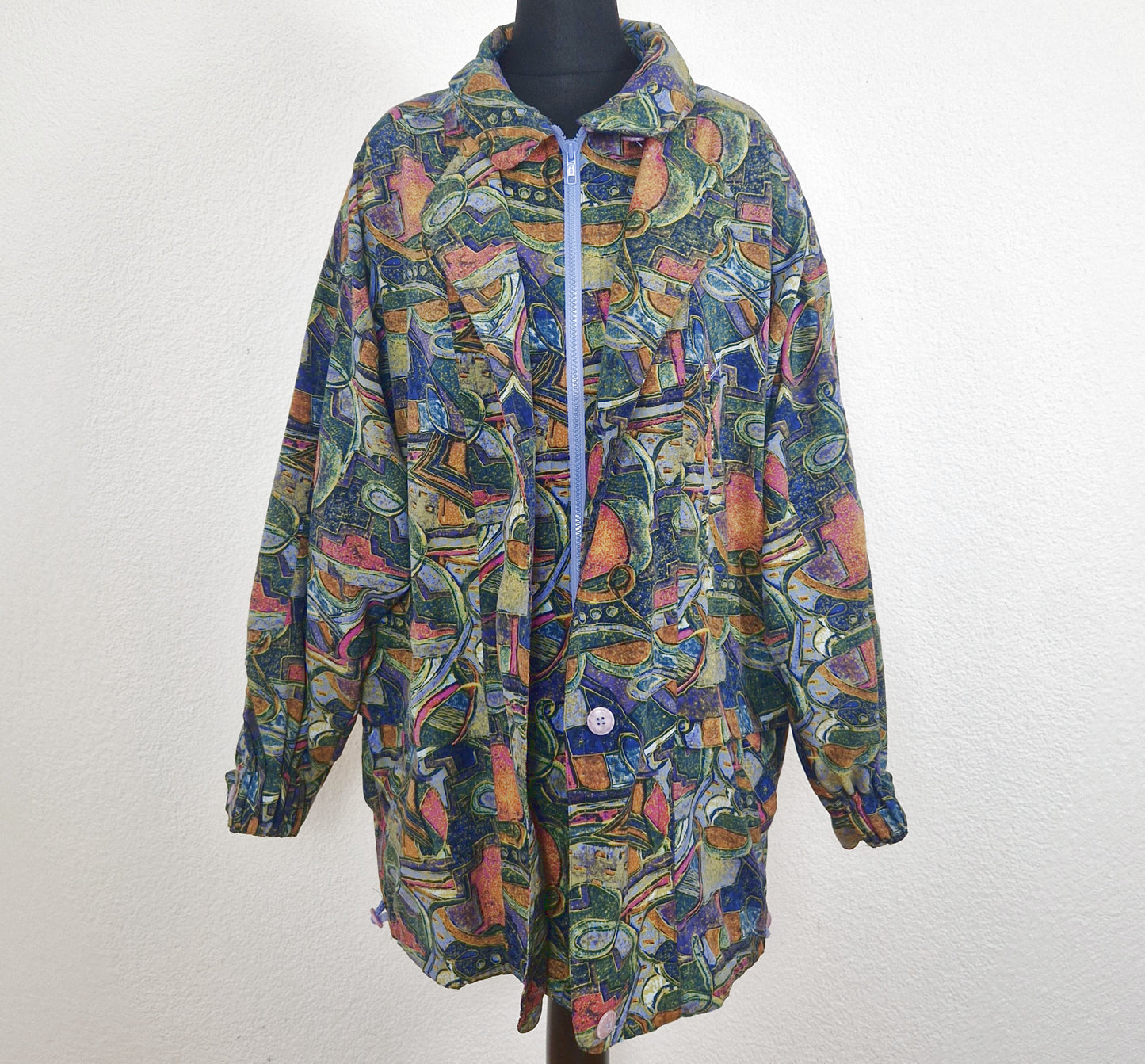 Einzigartige und nachhaltige Vintage Jacke in grün-blau-pink mit Schulterpolstern. Unique and sustainable vintage jacket in green-blue-pink with shoulder pads. Front 2.