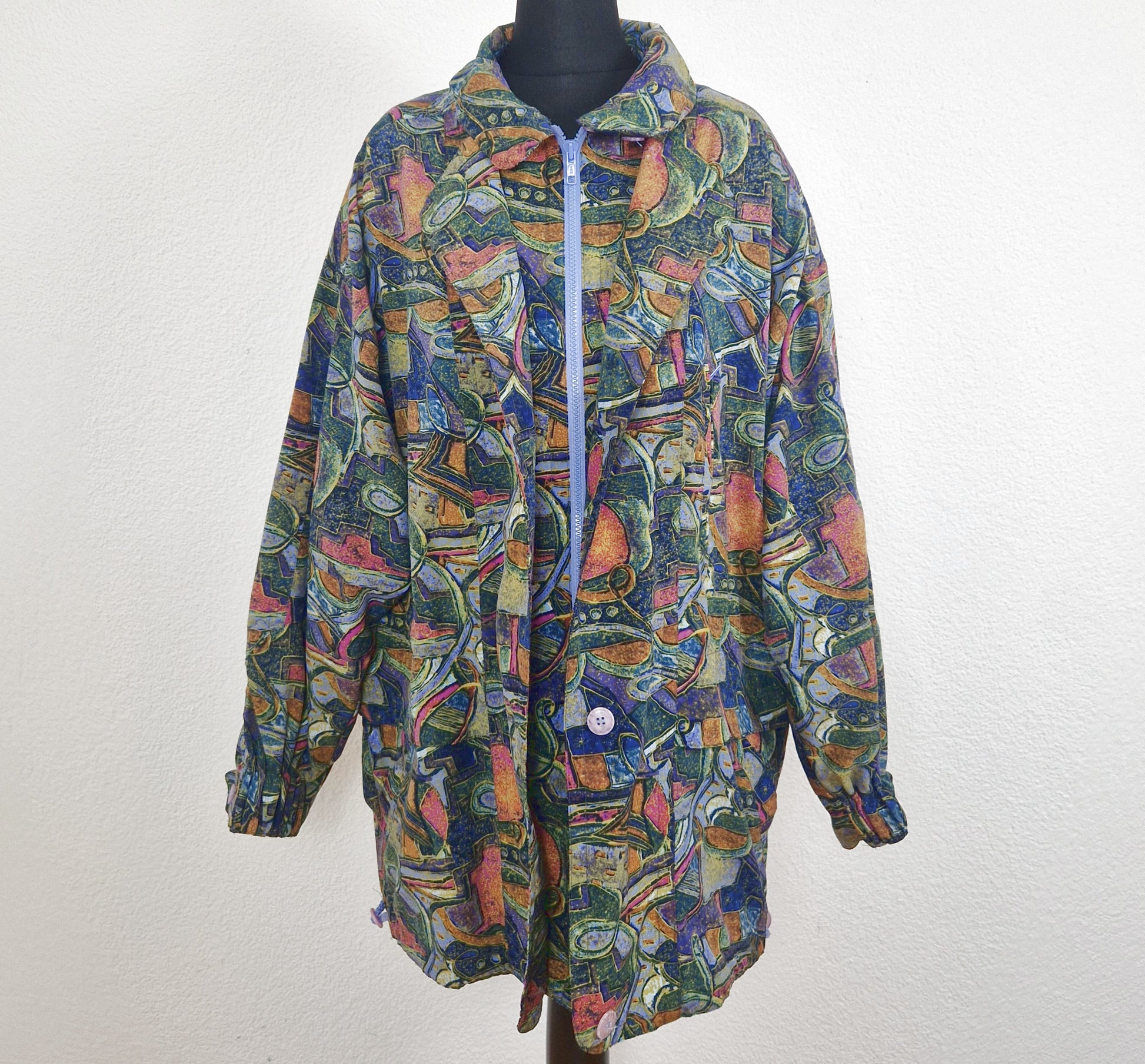 Einzigartige und nachhaltige Vintage Jacke in grün-blau-pink mit Schulterpolstern. Unique and sustainable vintage jacket in green-blue-pink with shoulder pads. Front 2.