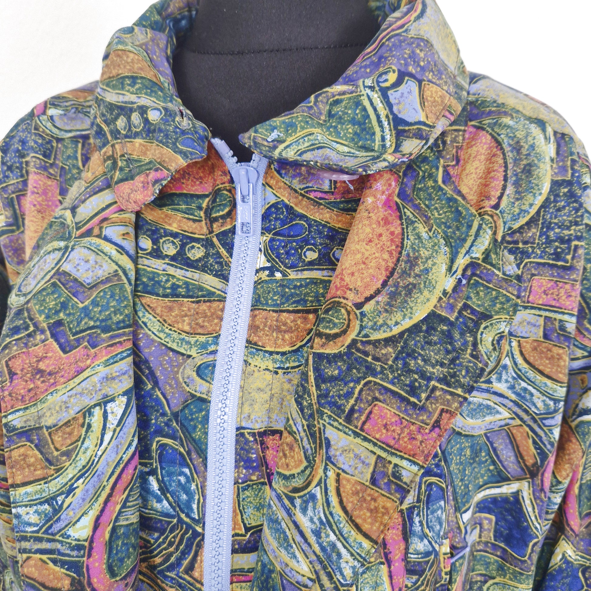 Einzigartige und nachhaltige Vintage Jacke in grün-blau-pink mit Schulterpolstern. Unique and sustainable vintage jacket in green-blue-pink with shoulder pads. Close-up 2.