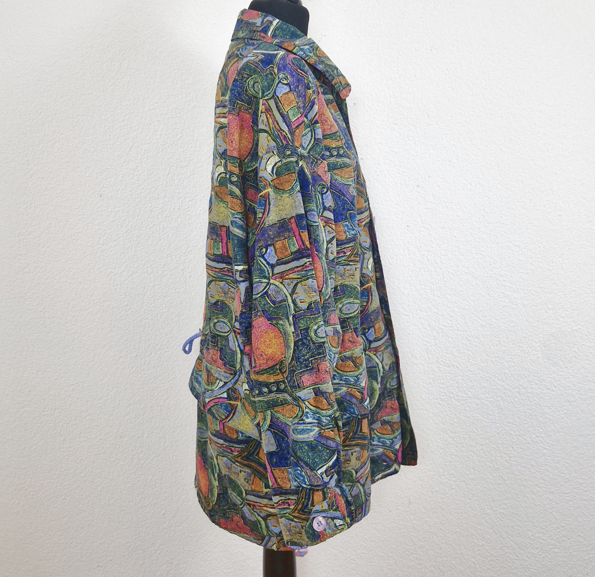 Einzigartige und nachhaltige Vintage Jacke in grün-blau-pink mit Schulterpolstern. Unique and sustainable vintage jacket in green-blue-pink with shoulder pads. Side.