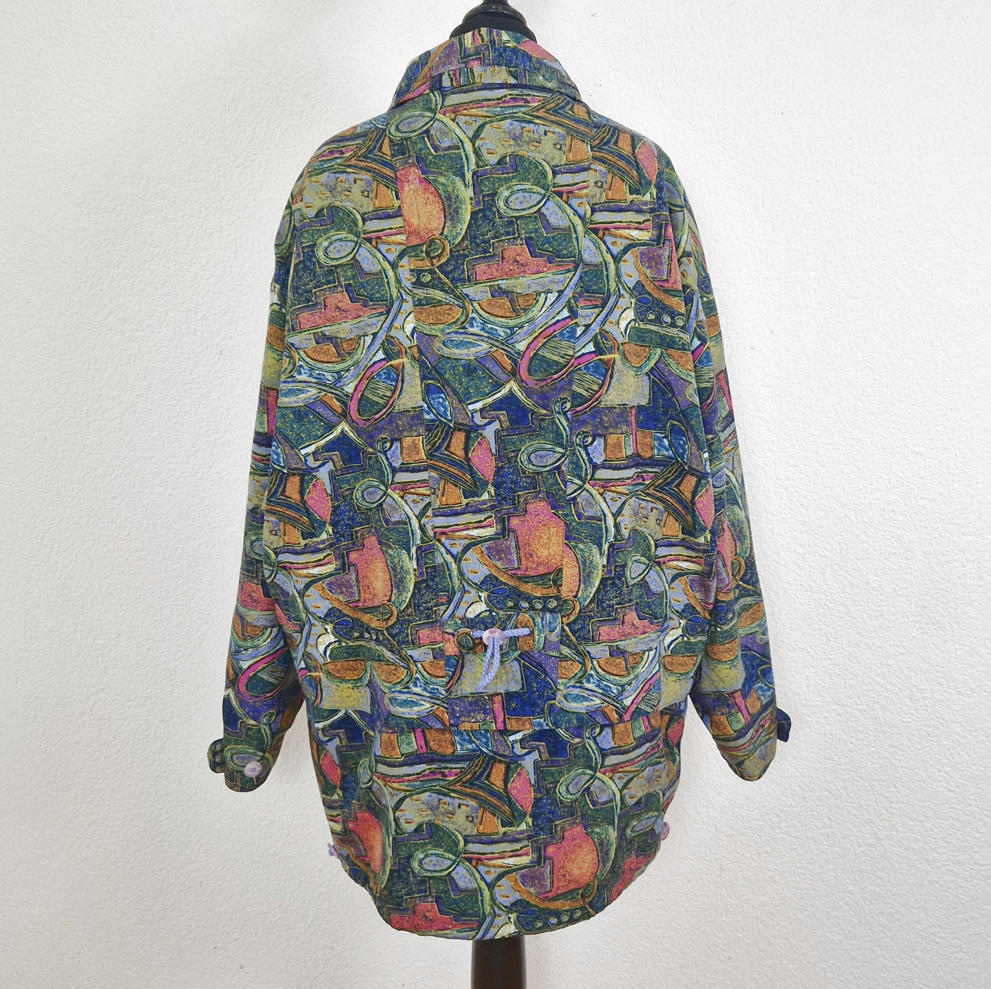 Einzigartige und nachhaltige Vintage Jacke in grün-blau-pink mit Schulterpolstern. Unique and sustainable vintage jacket in green-blue-pink with shoulder pads. Back.