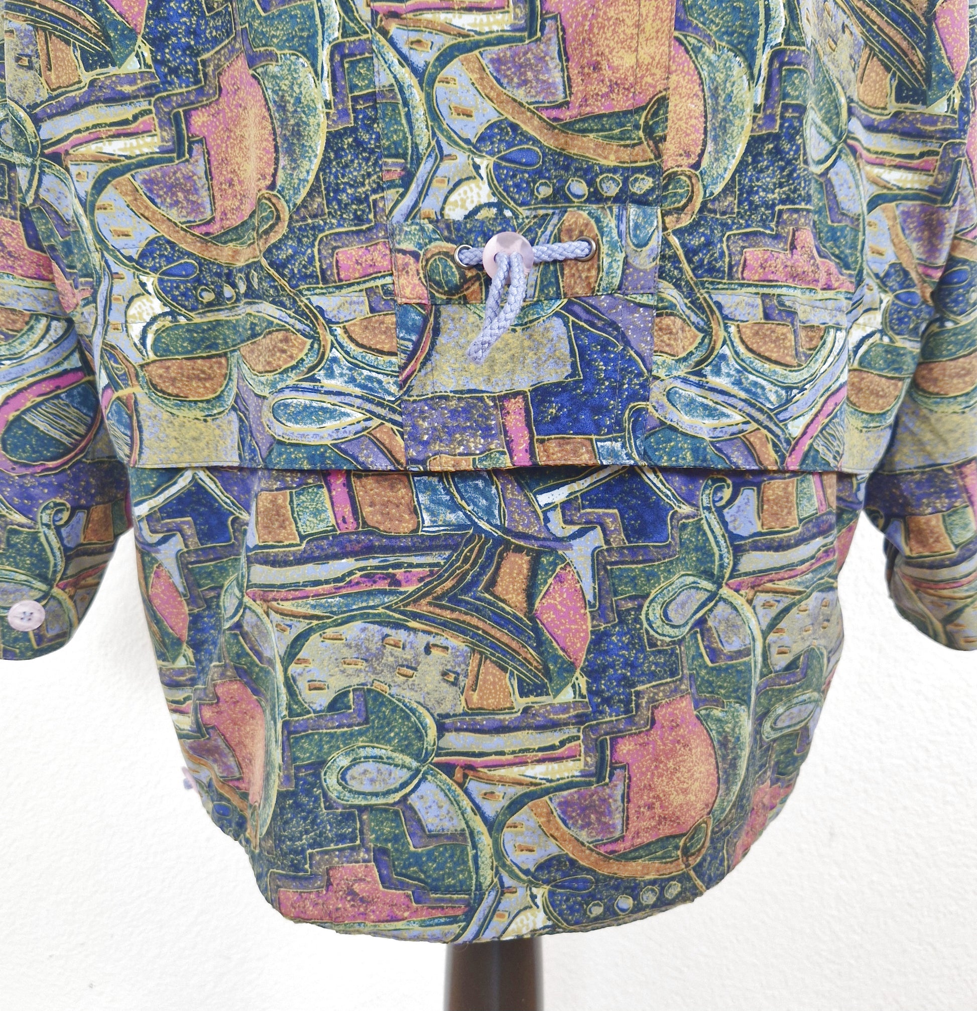 Einzigartige und nachhaltige Vintage Jacke in grün-blau-pink mit Schulterpolstern. Unique and sustainable vintage jacket in green-blue-pink with shoulder pads. Close-up Back.