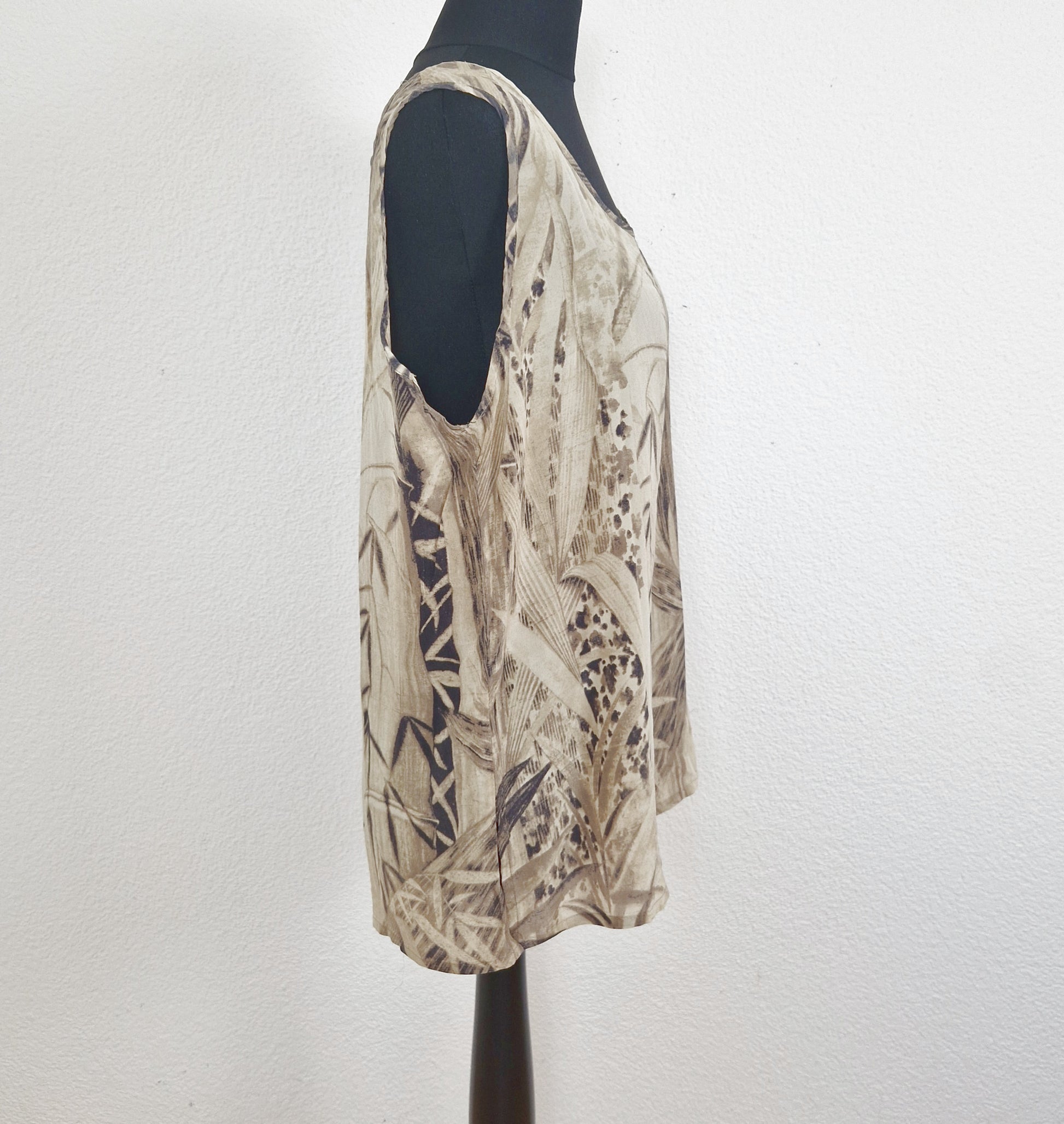 Einzigartiges und nachhaltiges Vintage Top in beige-braun-schwarz mit Gräsern. Unique and sustainable vintage top in beige-brown-black with grasses pattern. Side.