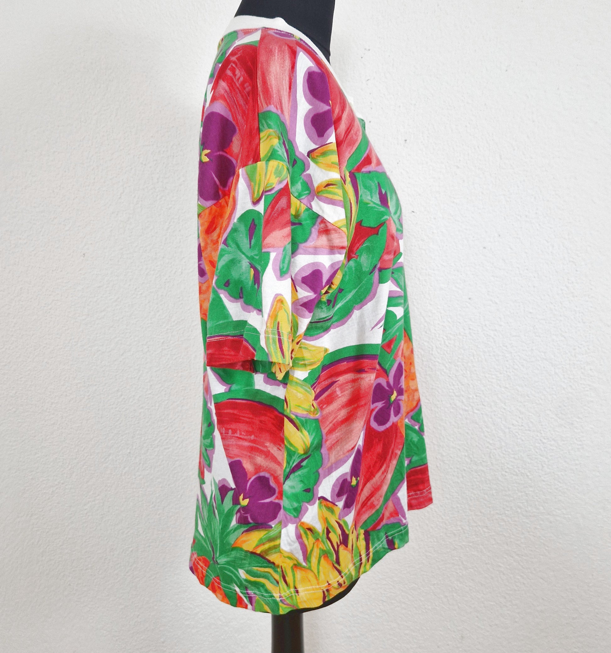 Einzigartiges und nachhaltiges Vintage T-Shirt in weiss-rot-grün mit Früchten. Side.