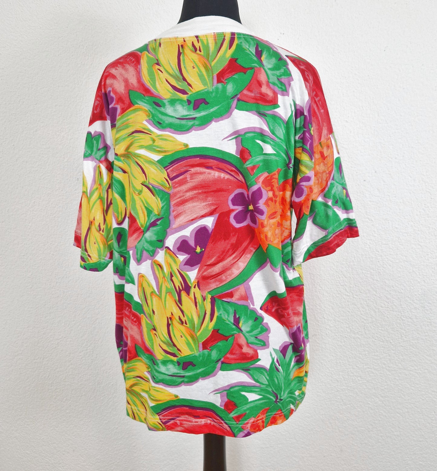 Einzigartiges und nachhaltiges Vintage T-Shirt in weiss-rot-grün mit Früchten. Back.