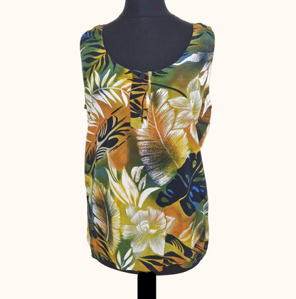 Einzigartiges und nachhaltiges Vintage Top in grün-ocker-weiss mit Blättern und Blumen. Front.