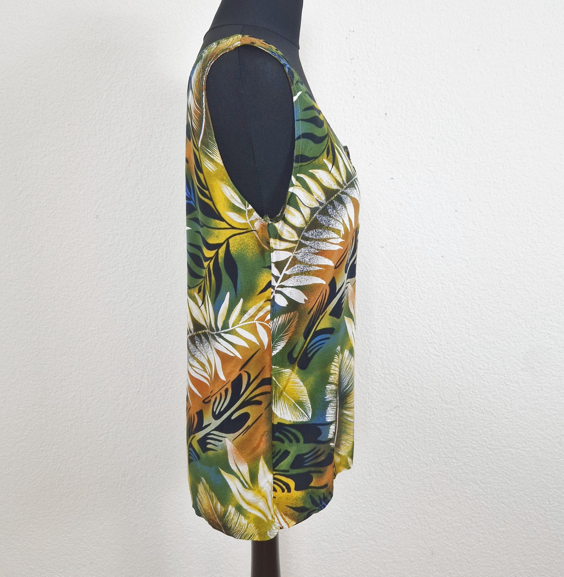 Einzigartiges und nachhaltiges Vintage Top in grün-ocker-weiss mit Blättern und Blumen. Side.