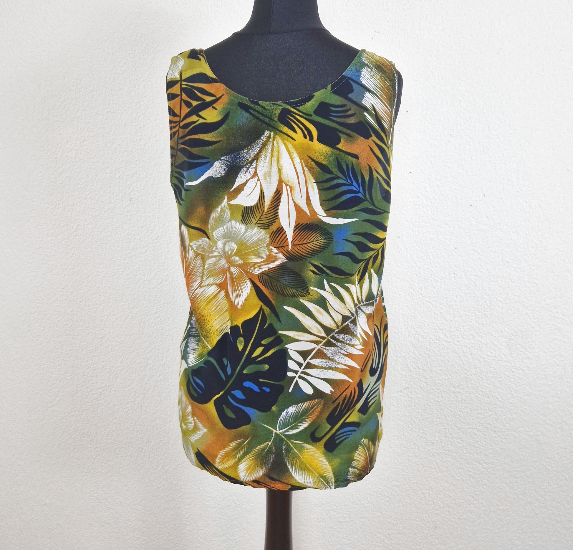 Einzigartiges und nachhaltiges Vintage Top in grün-ocker-weiss mit Blättern und Blumen. Back.