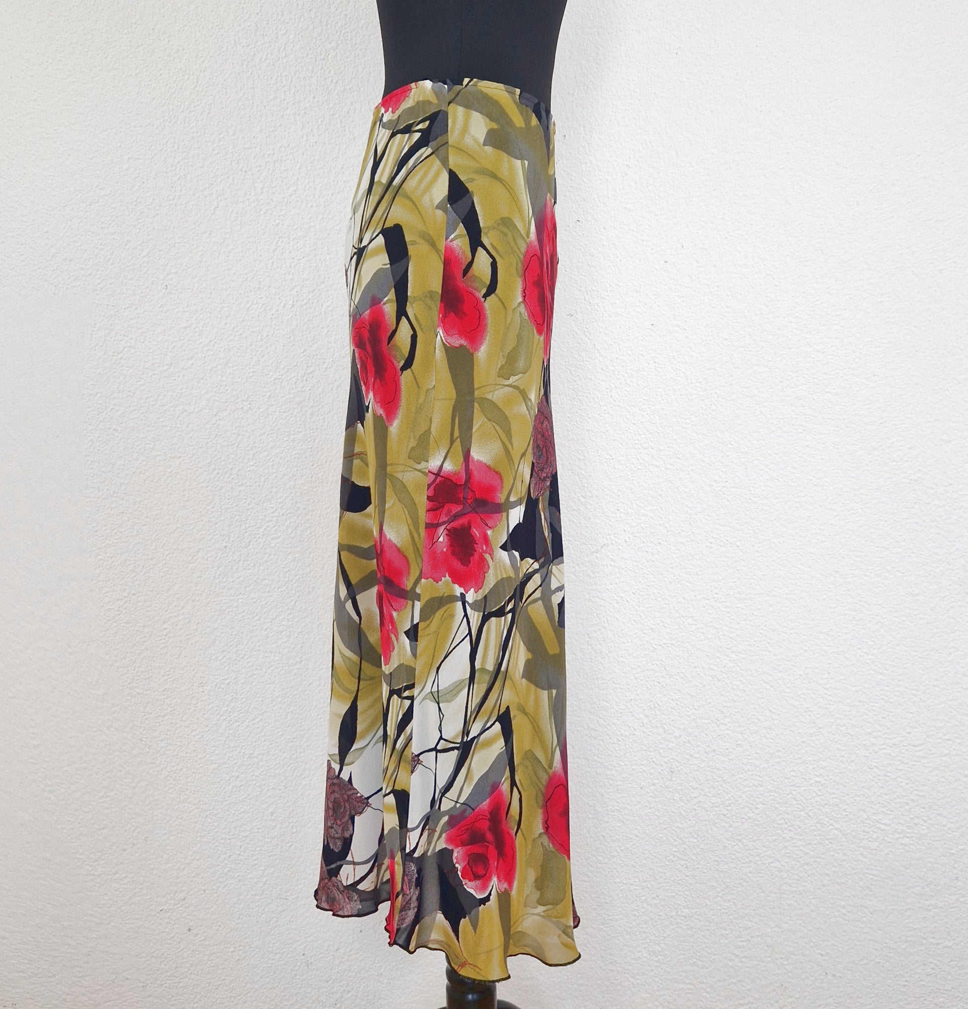 Einzigartiger und nachhaltiger Vintage Rock in khaki-rot-schwarz mit Rosen. Side.