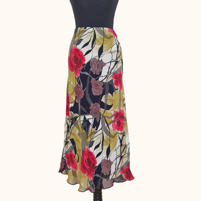 Einzigartiger und nachhaltiger Vintage Rock in khaki-rot-schwarz mit Rosen. Front.