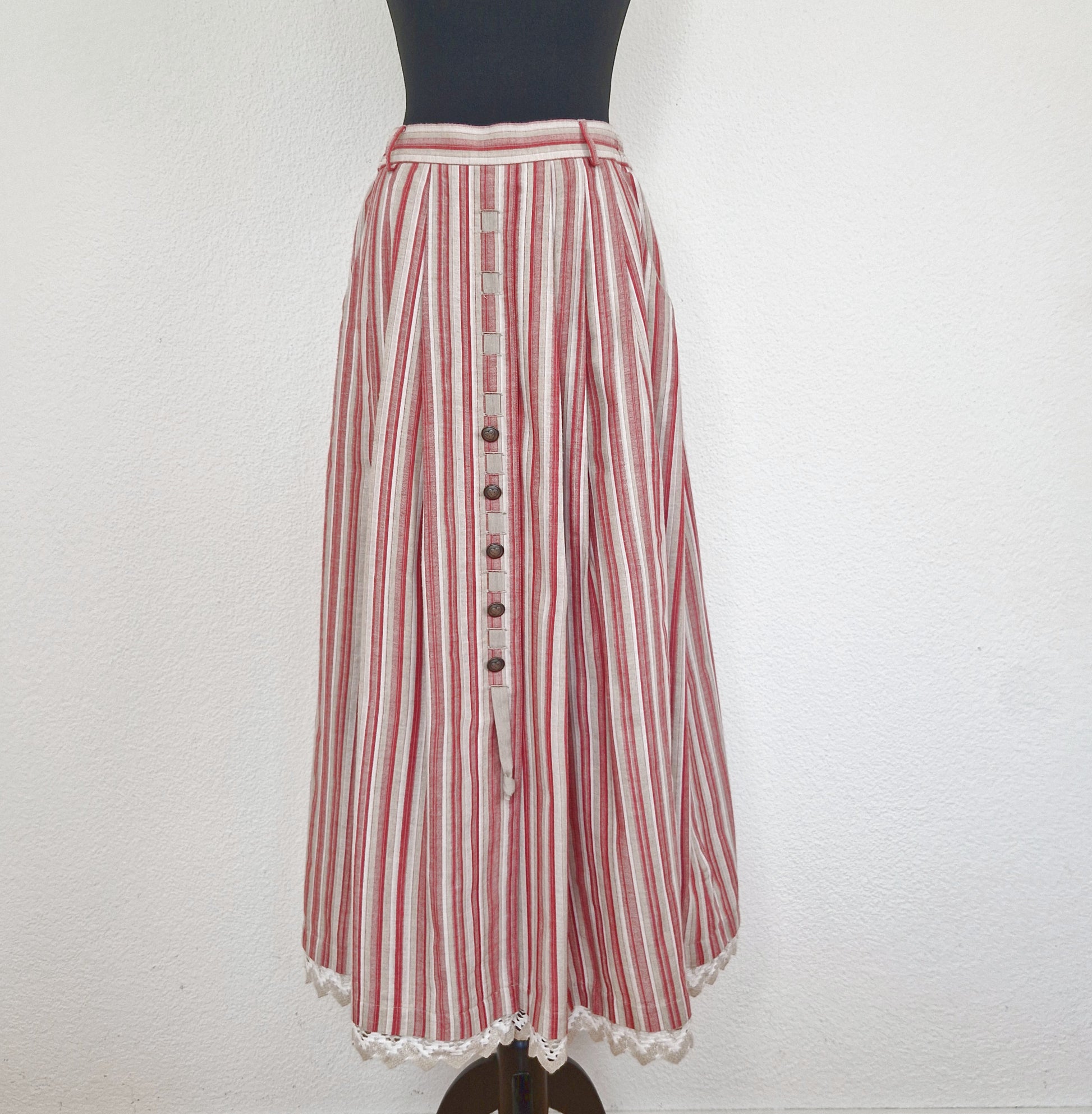 Einzigartiger und nachhaltiger Vintage Rock in beige-rot-weiss mit Streifen. Unique and sustainable vintage skirt in beige-red-white with stripes. Front.