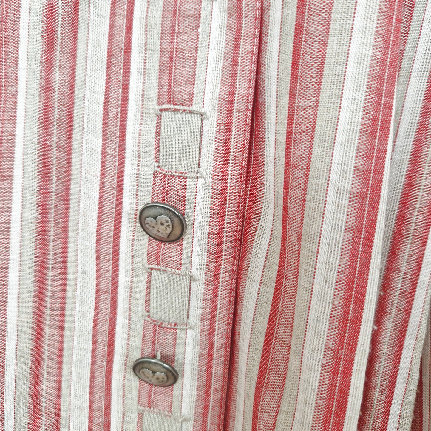 Einzigartiger und nachhaltiger Vintage Rock in beige-rot-weiss mit Streifen. Unique and sustainable vintage skirt in beige-red-white with stripes. Close-up.