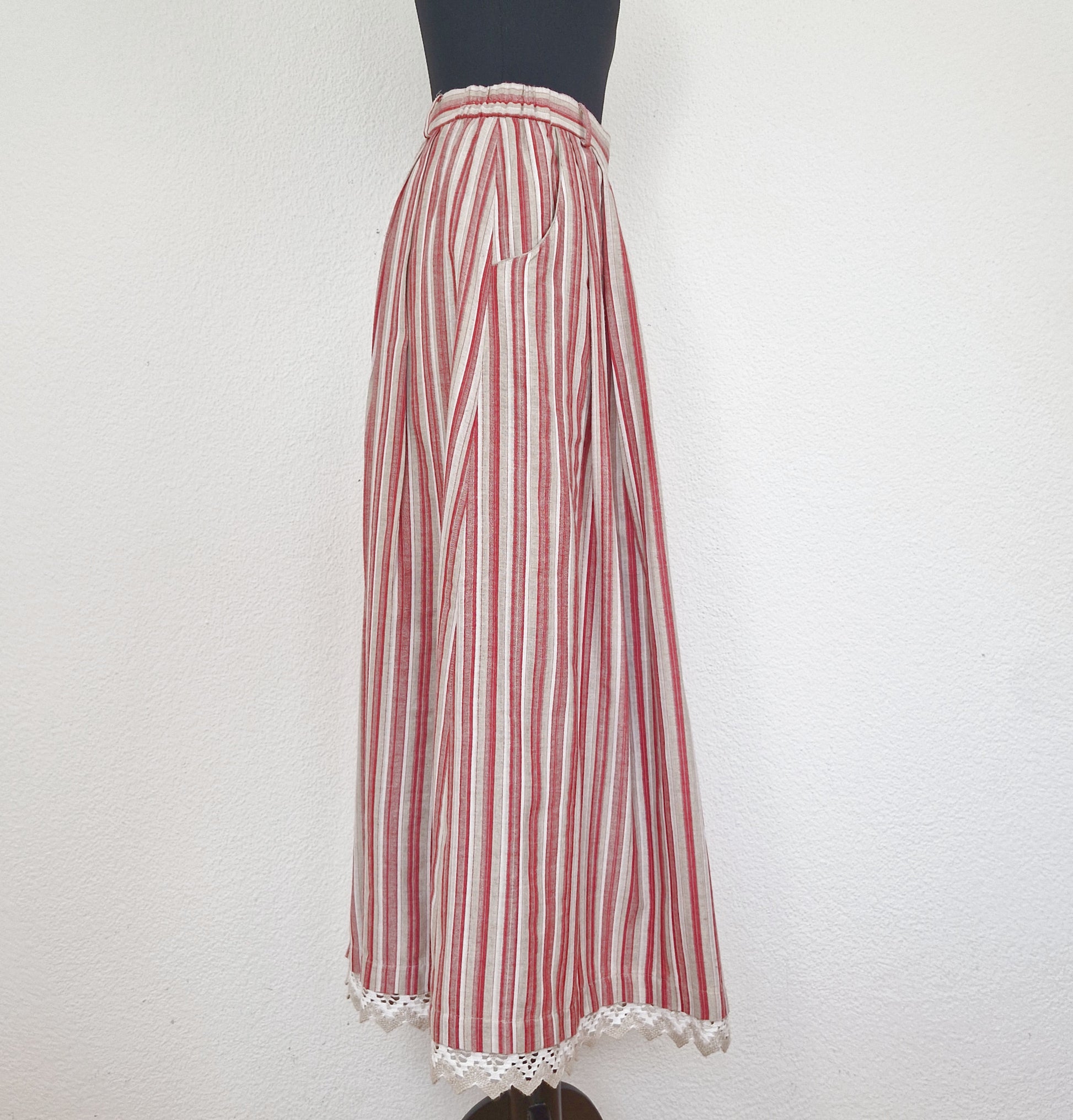 Einzigartiger und nachhaltiger Vintage Rock in beige-rot-weiss mit Streifen. Unique and sustainable vintage skirt in beige-red-white with stripes. Side.
