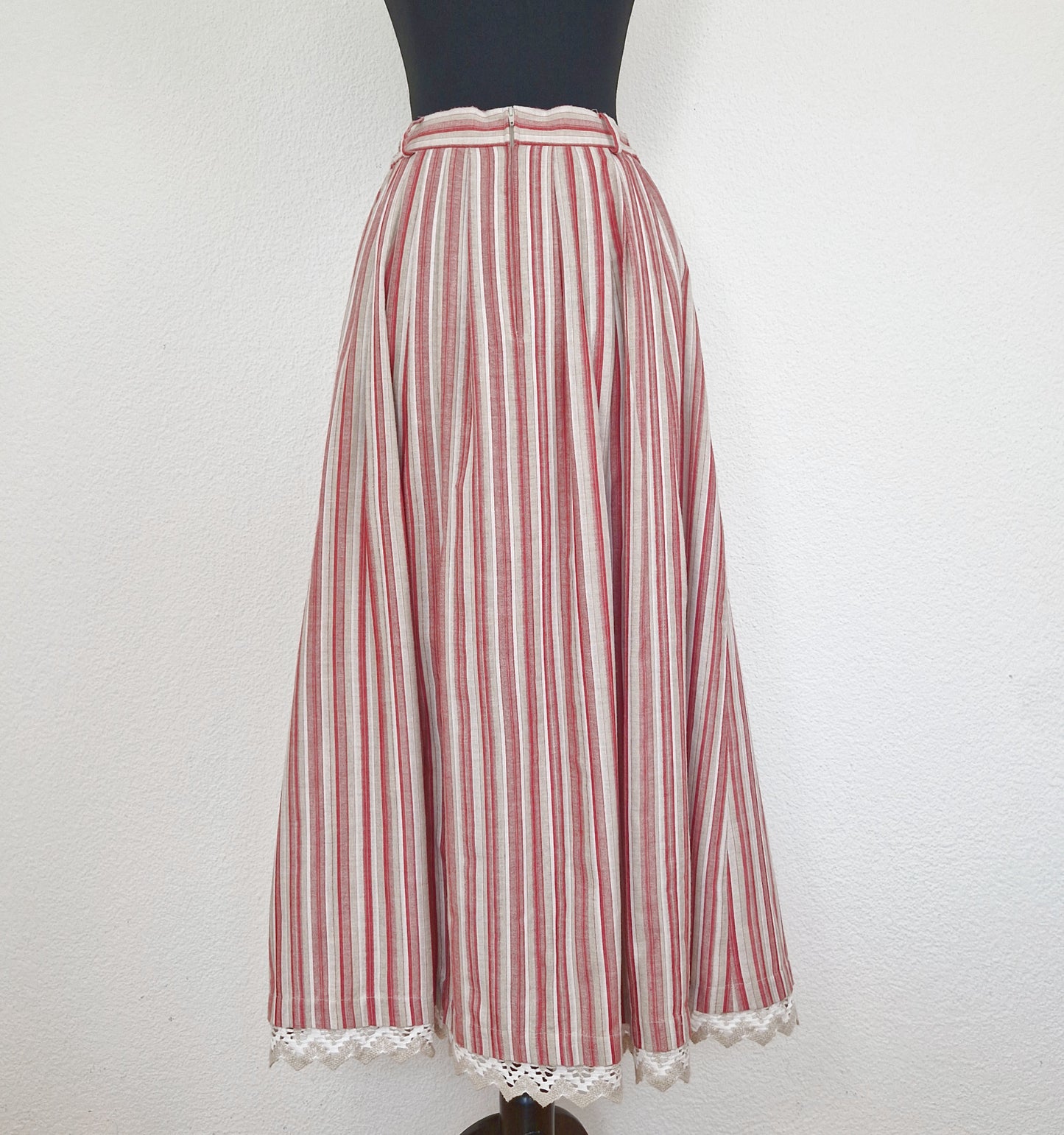 Einzigartiger und nachhaltiger Vintage Rock in beige-rot-weiss mit Streifen. Unique and sustainable vintage skirt in beige-red-white with stripes. Back.