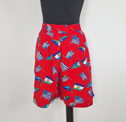 Einzigartige und nachhaltige Vintage Shorts in rot-blau-weiss mit Fahnen. Unique and sustainable vintage shorts in red-blue-white with flags. Front.