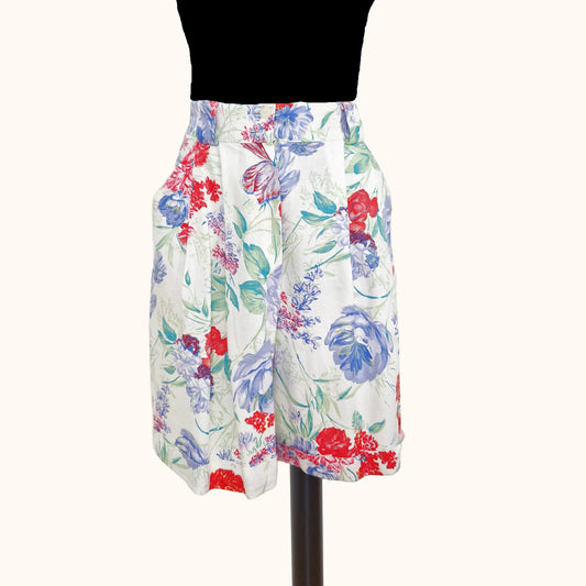 Einzigartige und nachhaltige Vintage Shorts in weiss-lila-hellgrün mit Blumen. Front.