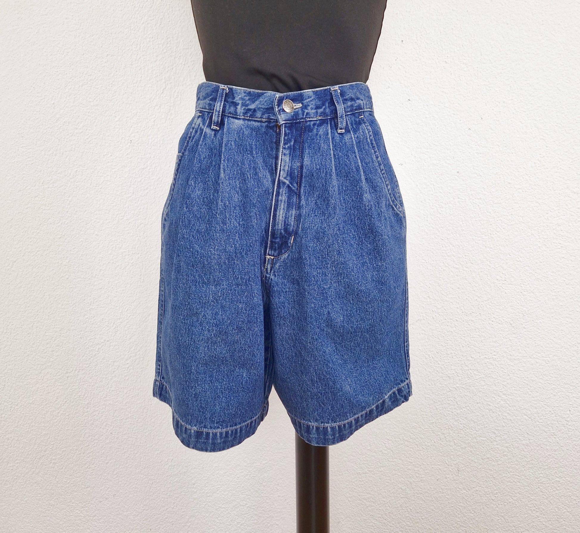 Einzigartige und nachhaltige Vintage Shorts in blau, Jeans. Unique and sustainable vintage shorts in blue, jeans. Front. 