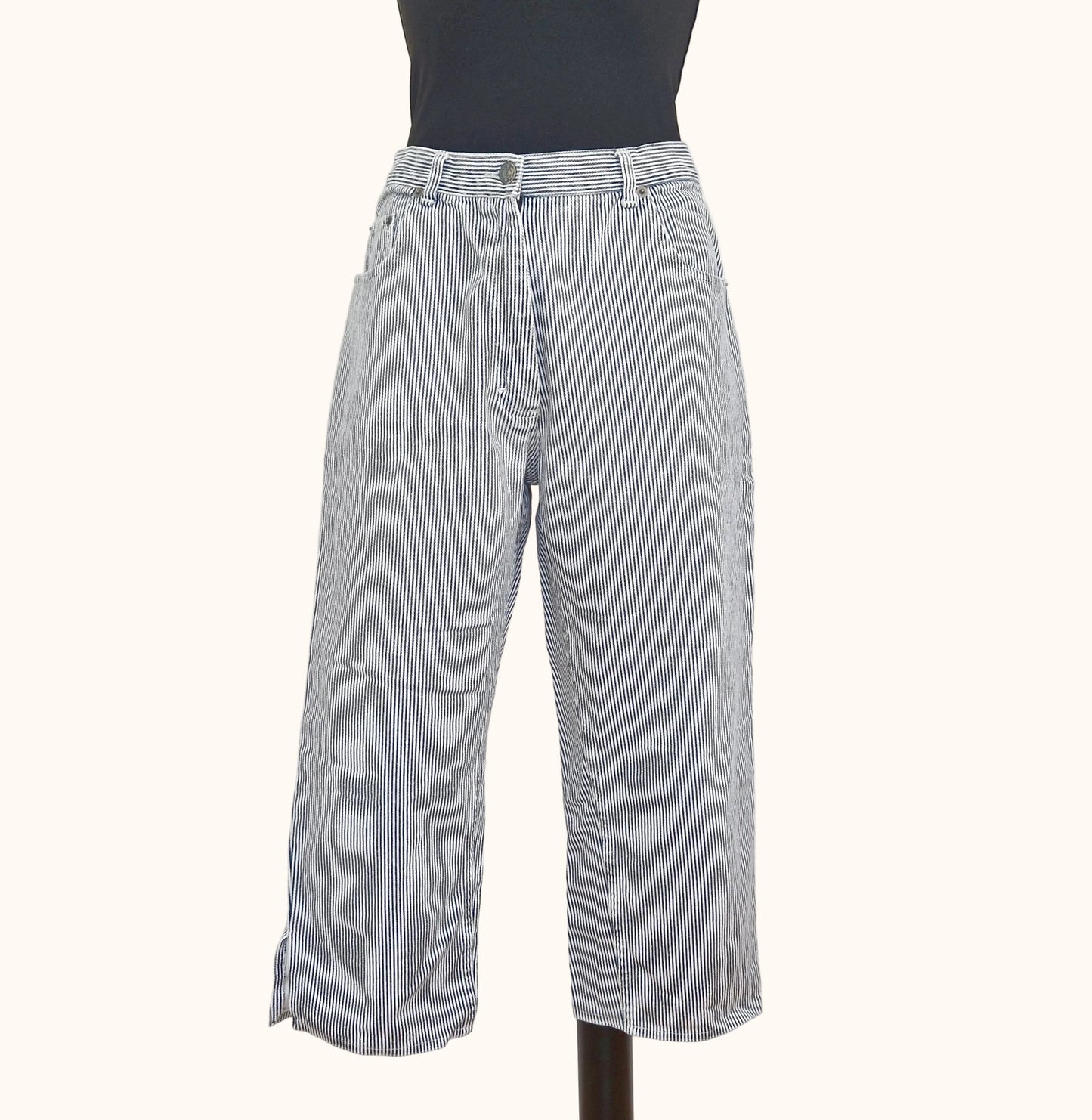 Einzigartige und nachhaltige Vintage Capri Hose in weiss-blau gestreift. Front.