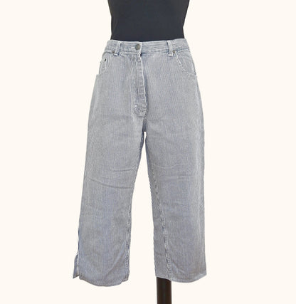 Einzigartige und nachhaltige Vintage Capri Hose in weiss-blau gestreift. Front.