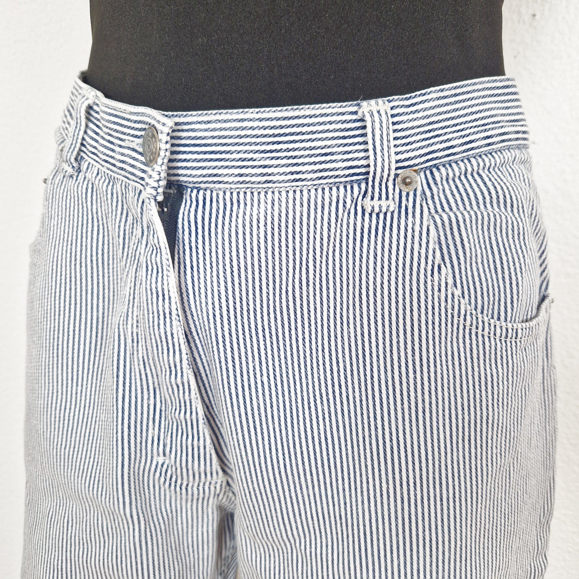 Einzigartige und nachhaltige Vintage Capri Hose in weiss-blau gestreift. Close-up.