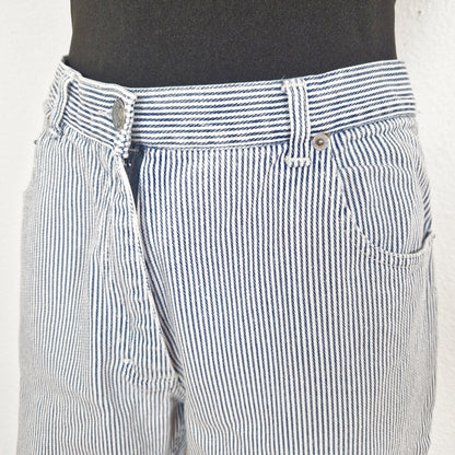 Einzigartige und nachhaltige Vintage Capri Hose in weiss-blau gestreift. Close-up.