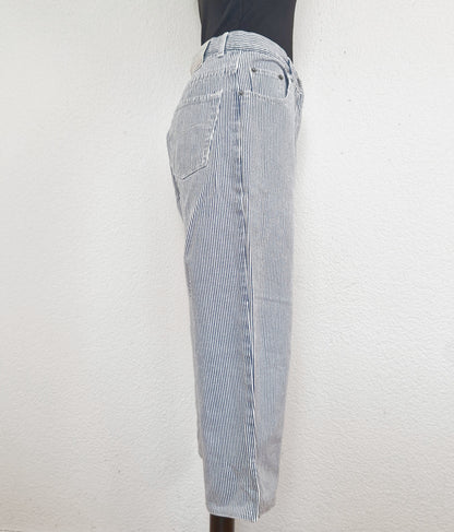 Einzigartige und nachhaltige Vintage Capri Hose in weiss-blau gestreift. Side.