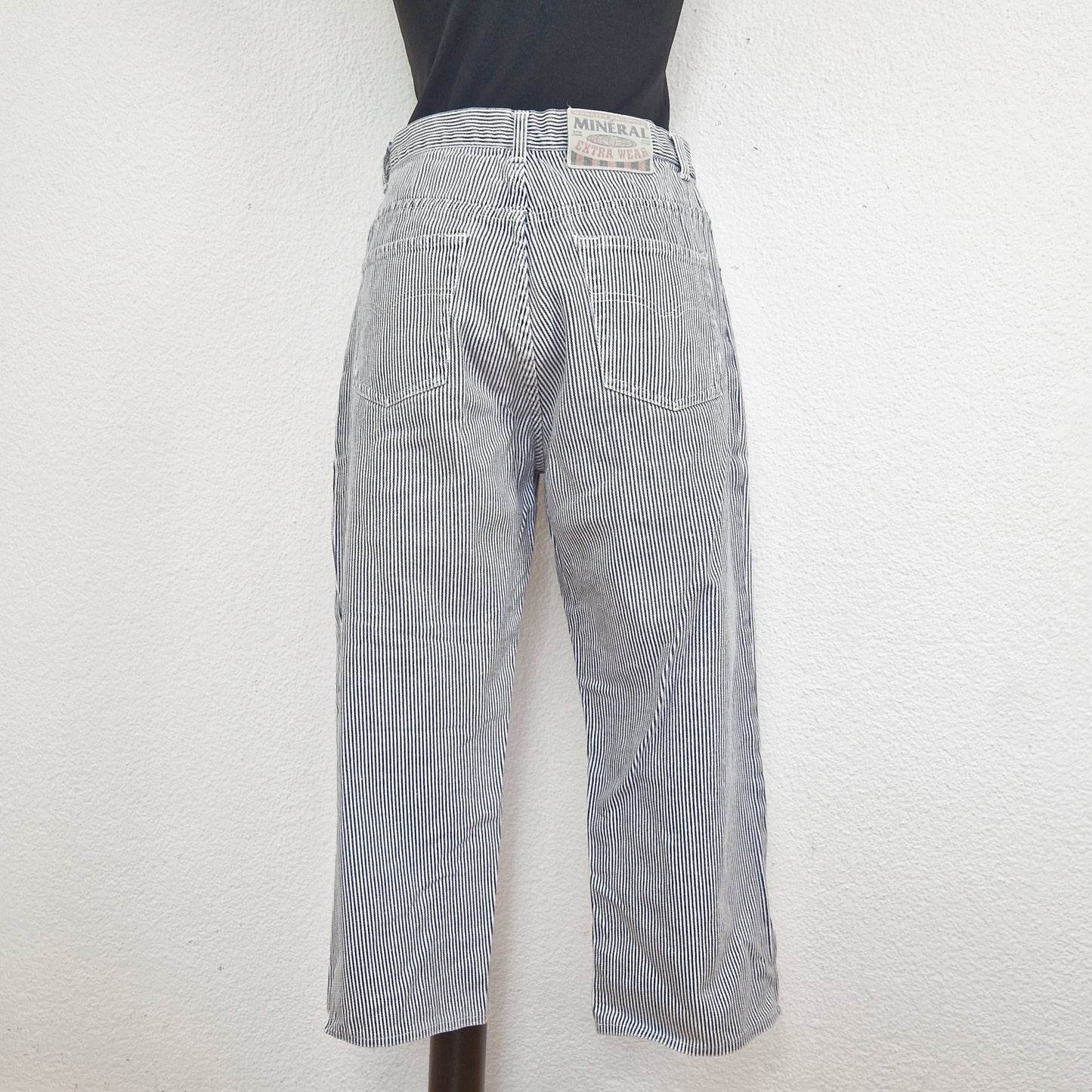 Einzigartige und nachhaltige Vintage Capri Hose in weiss-blau gestreift. Back.