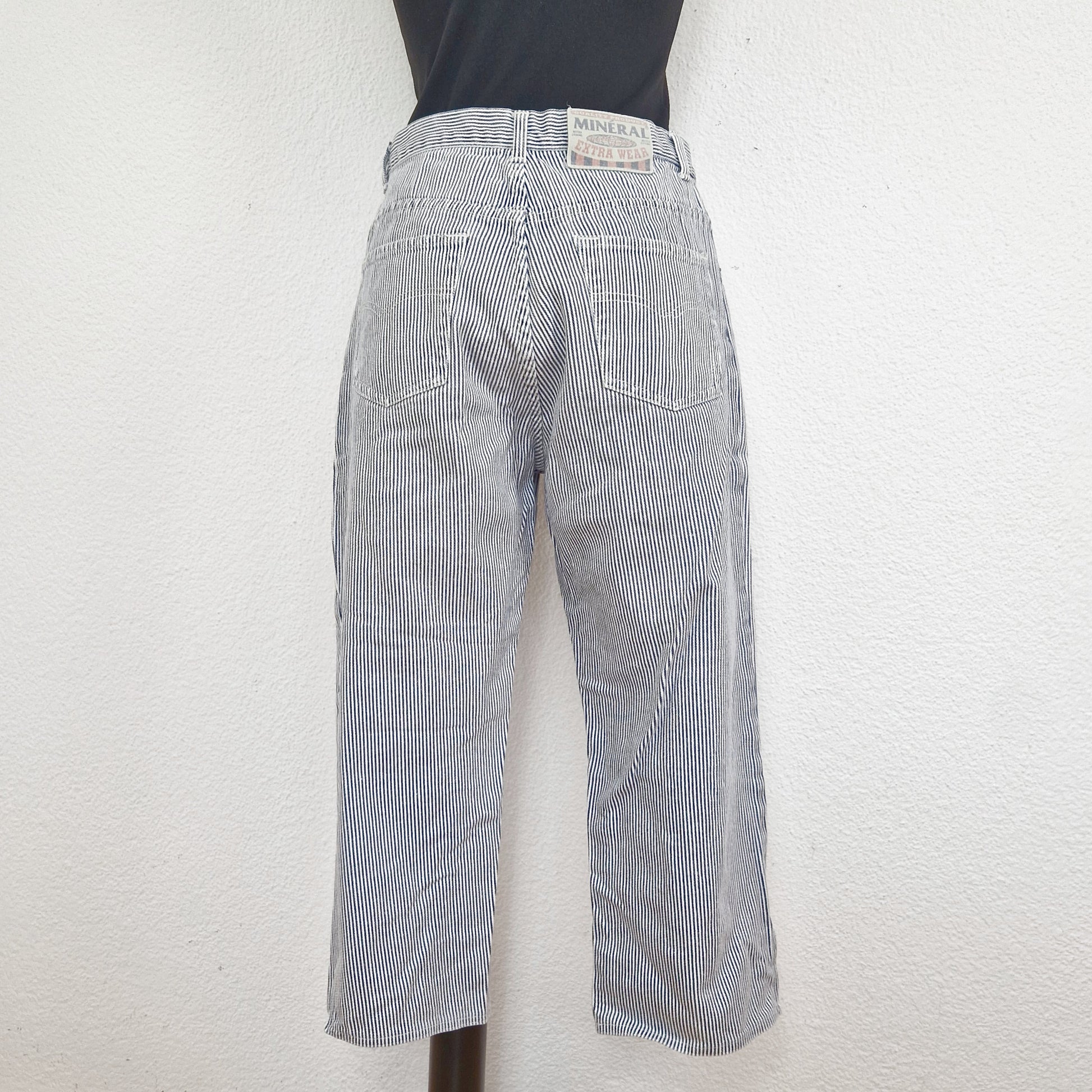 Einzigartige und nachhaltige Vintage Capri Hose in weiss-blau gestreift. Back.