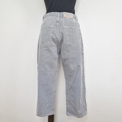 Einzigartige und nachhaltige Vintage Capri Hose in weiss-blau gestreift. Back.