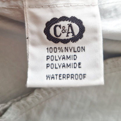 Einzigartiger und nachhaltiger Vintage Regenmantel in hellgrau. Unique and sustainable vintage raincoat in light grey. Tag.