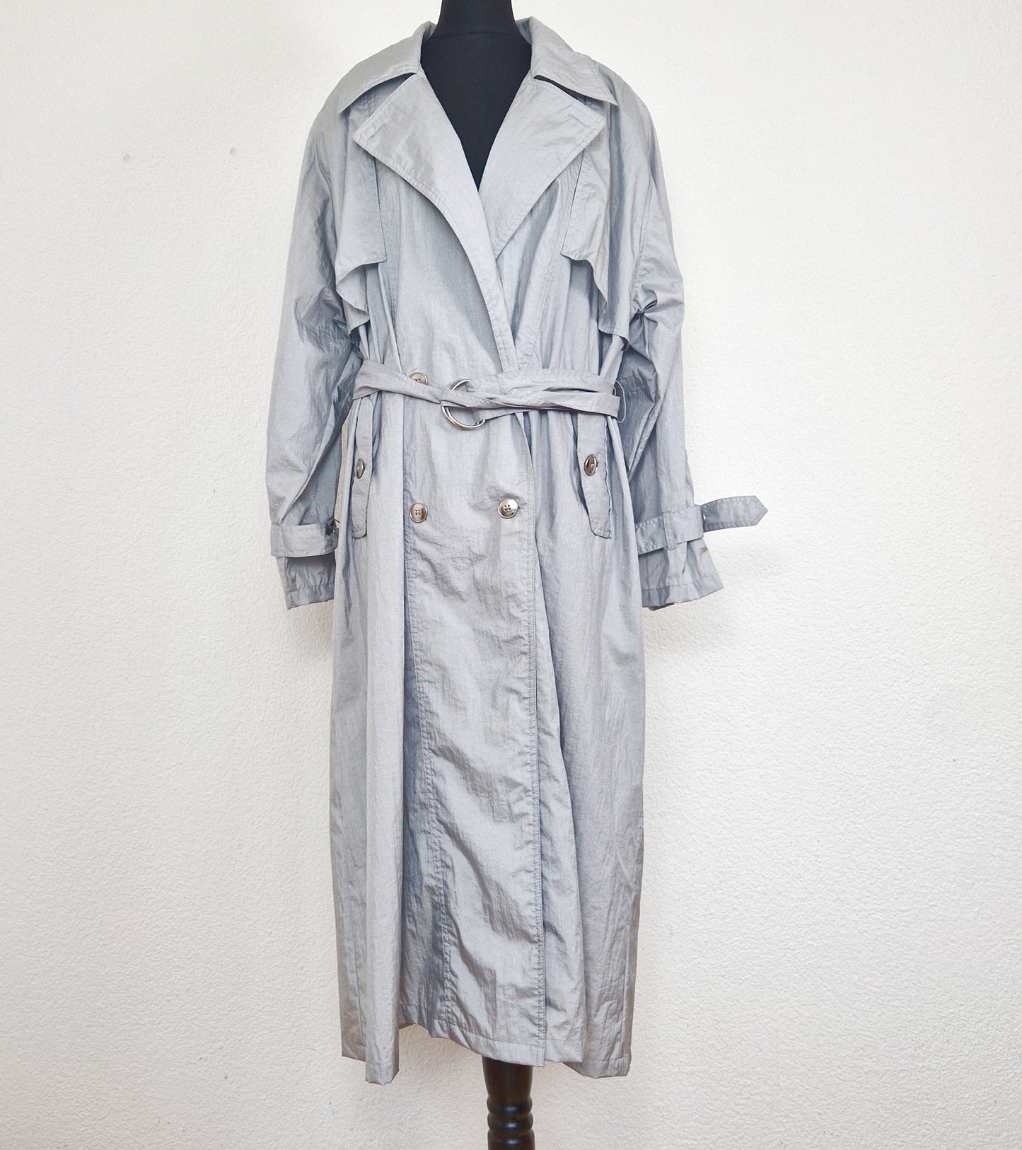 Einzigartiger und nachhaltiger Vintage Regenmantel in hellgrau. Unique and sustainable vintage raincoat in light grey. Front. 