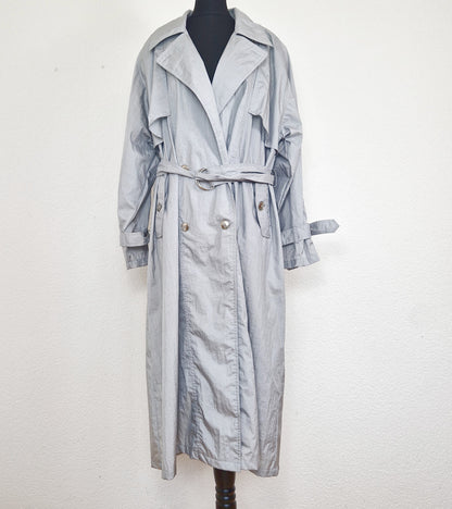 Einzigartiger und nachhaltiger Vintage Regenmantel in hellgrau. Unique and sustainable vintage raincoat in light grey. Front. 
