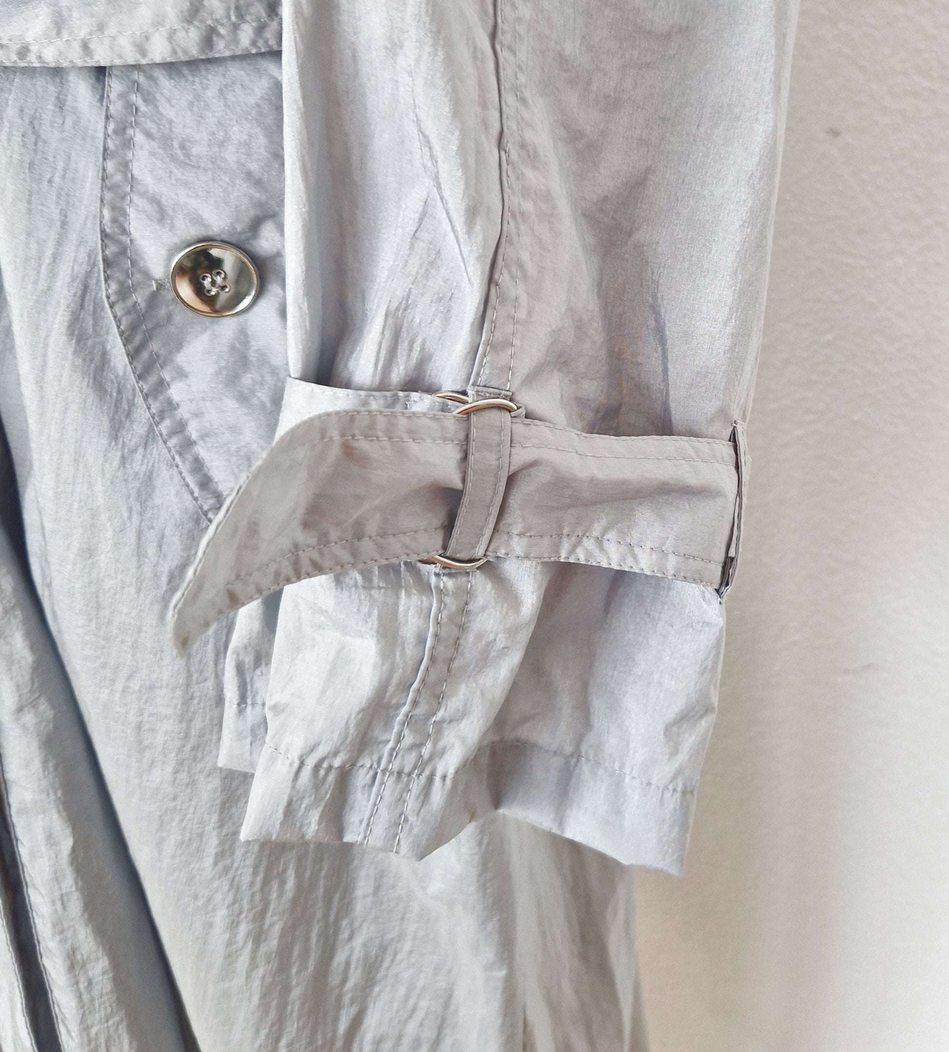 Einzigartiger und nachhaltiger Vintage Regenmantel in hellgrau. Unique and sustainable vintage raincoat in light grey. Close-up 3.
