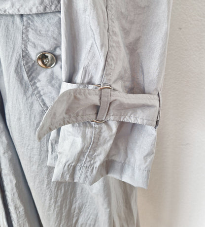 Einzigartiger und nachhaltiger Vintage Regenmantel in hellgrau. Unique and sustainable vintage raincoat in light grey. Close-up 3.