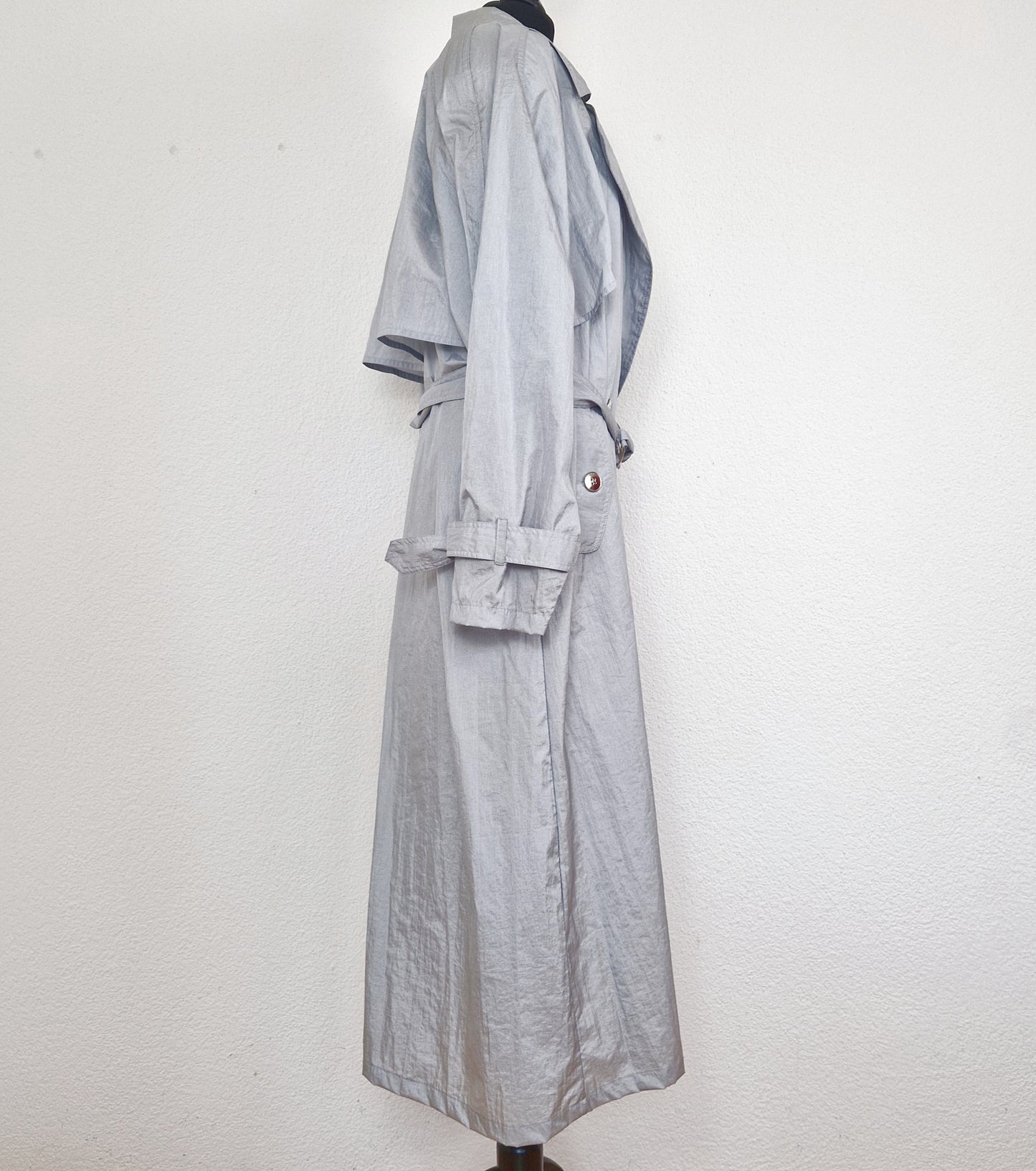 Einzigartiger und nachhaltiger Vintage Regenmantel in hellgrau. Unique and sustainable vintage raincoat in light grey. Side.