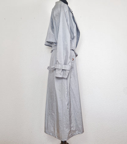 Einzigartiger und nachhaltiger Vintage Regenmantel in hellgrau. Unique and sustainable vintage raincoat in light grey. Side.