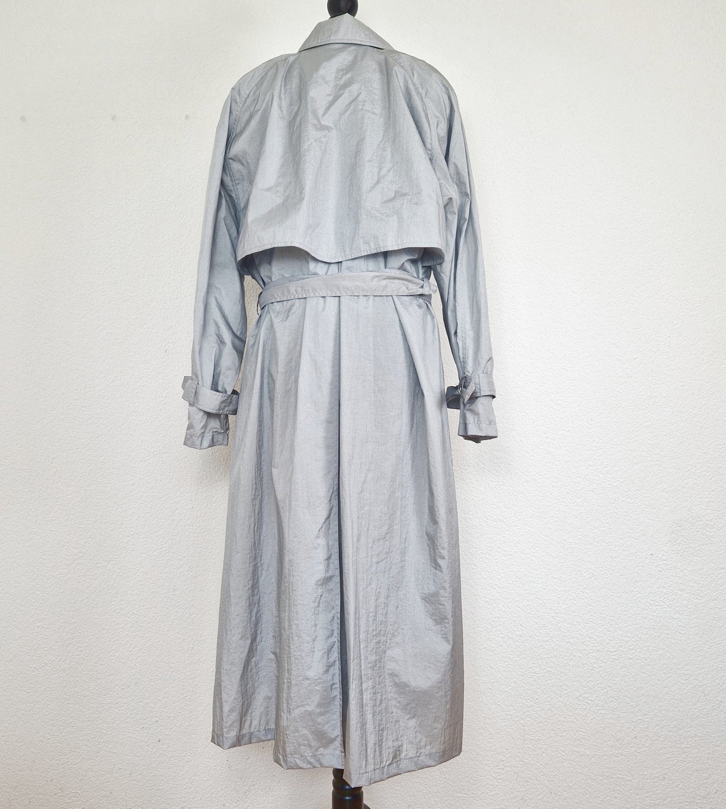 Einzigartiger und nachhaltiger Vintage Regenmantel in hellgrau. Unique and sustainable vintage raincoat in light grey. Back.
